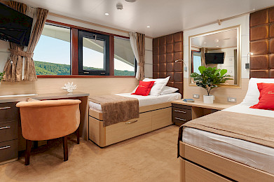 Yacht Queen Eleganza cabin