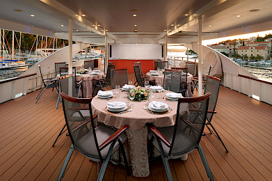 Yacht Queen Eleganza saloon