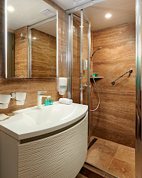 Yacht Queen Eleganza cabin bathroom