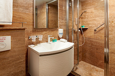 Yacht Queen Eleganza cabin bathroom