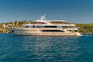 Yacht Queen Eleganza side view