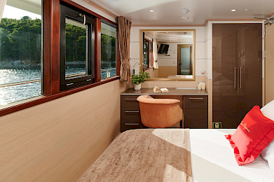 Yacht Queen Eleganza saloon