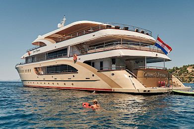 Yacht Queen Eleganza side view