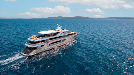 Yacht Queen Eleganza side view