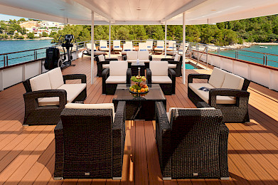 Yacht Queen Eleganza flybridge