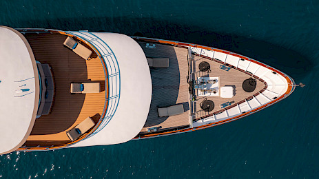 Yacht Queen Eleganza top-down view