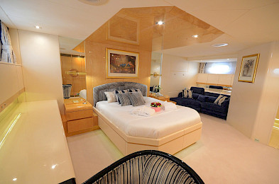 Yacht Ladyship cabin