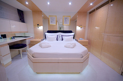 Yacht Ladyship cabin