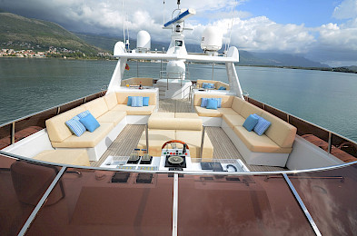 Yacht Ladyship flybridge