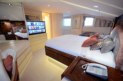 Yacht Ladyship cabin