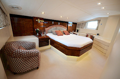 Yacht Ladyship cabin