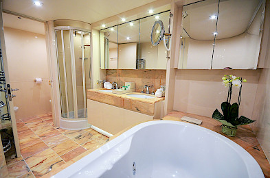 Yacht Ladyship cabin bathroom