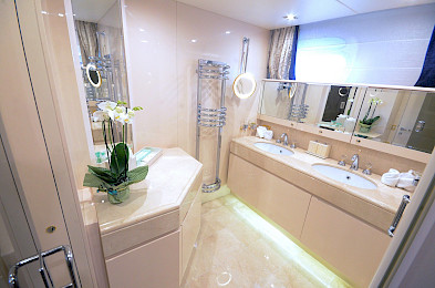 Yacht Ladyship cabin bathroom