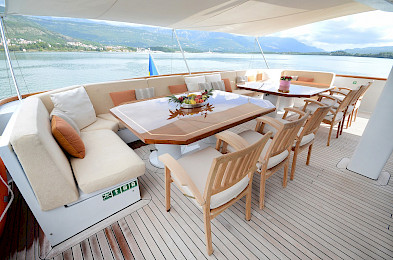 Yacht Ladyship flybridge