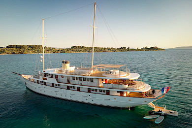 Yacht Belezza side view