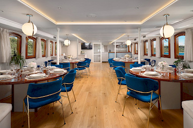 Yacht Belezza saloon