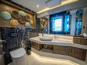 Yacht Deep Water cabin bathroom