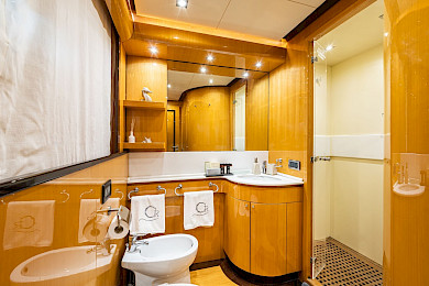 Yacht Can't Remember cabin bathroom