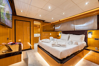 Yacht Can't Remember cabin