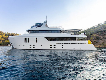 Yacht Zeemar side view