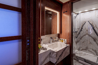 Yacht Shooting Star cabin bathroom