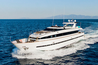 Yacht Axella side view