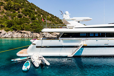 Yacht Axella side view