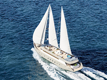 Yacht Maxita sailing