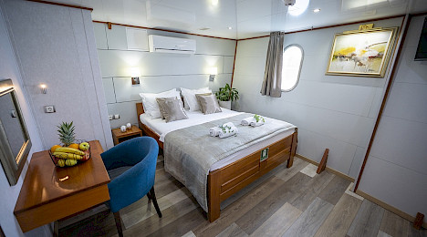 Yacht Karizma cabin