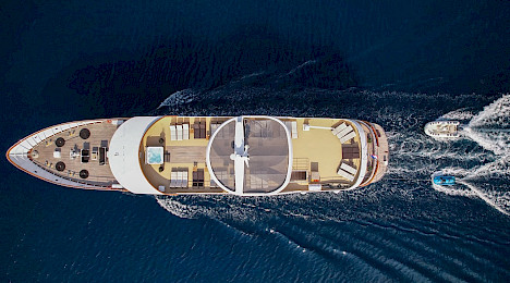 Yacht Karizma top-down view