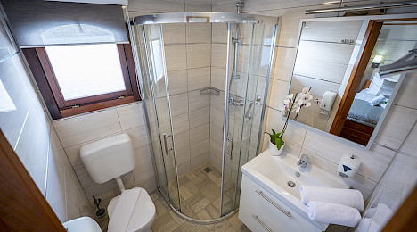 Yacht Karizma cabin bathroom