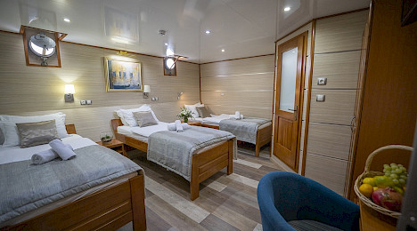 Yacht Karizma cabin