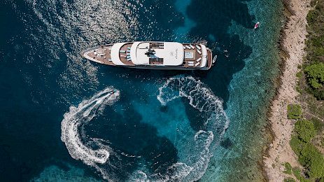 Yacht Riva top-down view