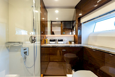 Yacht Vista cabin bathroom