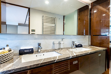 Yacht Vista cabin bathroom