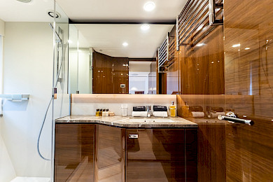 Yacht Vista cabin bathroom