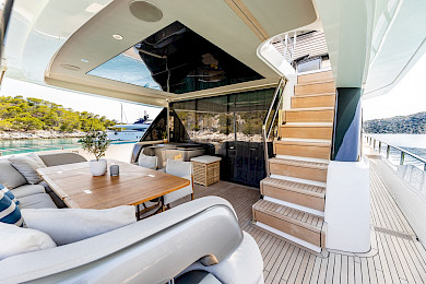 Yacht Vista aft