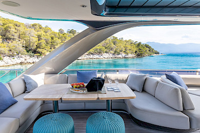 Yacht Vista flybridge