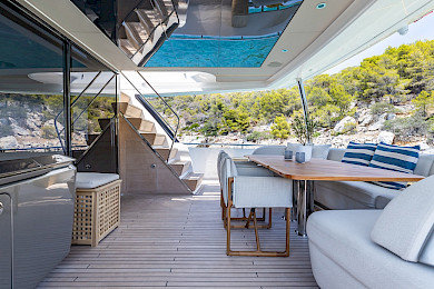 Yacht Vista aft