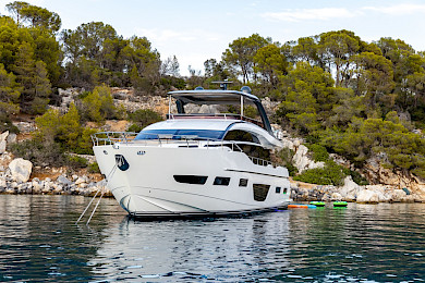 Yacht Vista front view