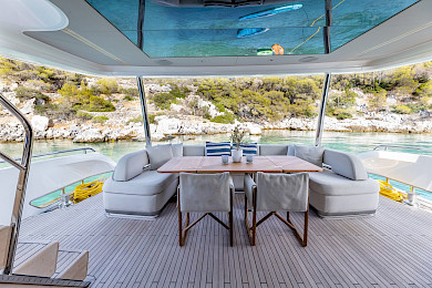 Yacht Vista aft