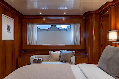 Yacht Why cabin