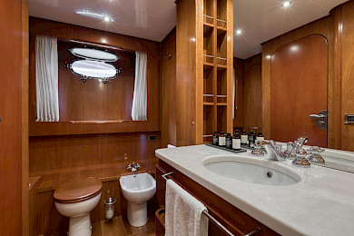 Yacht Why cabin bathroom