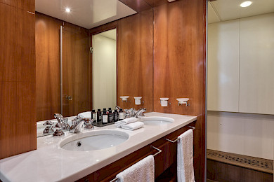 Yacht Why cabin bathroom