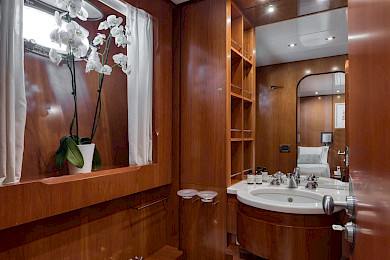 Yacht Why cabin bathroom