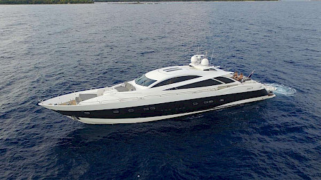 Yacht Quantum side view