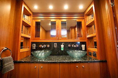 Yacht Quantum cabin bathroom