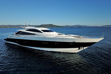 Yacht Quantum side view