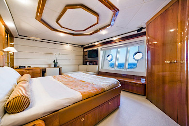 Yacht Day Off cabin