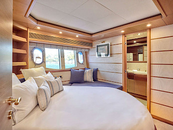 Yacht Pareakki cabin